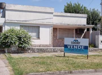Casa · 100m² · 2 Dormitorios · 1 Cochera · Casa Bien Ubicada, en Venta en Urdinarrain.