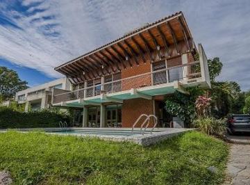 Casa de 6 ambientes, San Isidro · Chalet en Venta Sobre Calle Perú en Acassuso