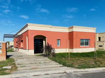 Casa · 150m² · 5 Ambientes · Casa en Santa Lucia, Pilar del Este