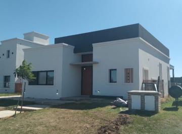 Casa · 150m² · 4 Ambientes · Casa en Santa Lucia, Pilar del Este.