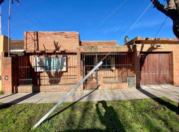 Casa · 90m² · 2 Dormitorios · 1 Cochera · Latorre Prop. Vende Casa 3 Amb con Garage y Parque