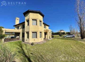Casa · 305m² · 8 Ambientes · 2 Cocheras · Casa en La Carolina Golf