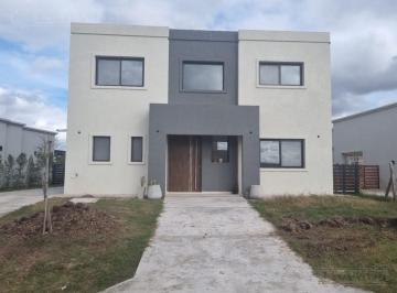 Casa · 193m² · 3 Dormitorios · 2 Cocheras · Casa en Venta en Dos Plantas en Santa Elisa Pg