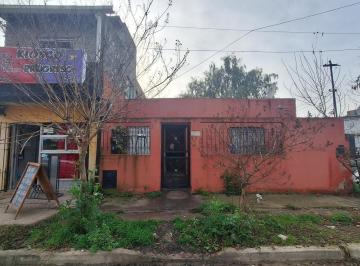 Casa · 100m² · 5 Ambientes · Casa en Venta a Refaccionar, con Local y Monoambiente a Terminar