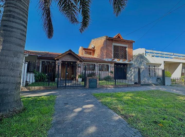 Casa · 150m² · 4 Ambientes · 2 Cocheras