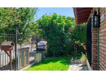 Casa · 150m² · 5 Ambientes · 1 Cochera · Chalet en Venta: Sobre Calle Saint Exupery - Ciudad Jardin
