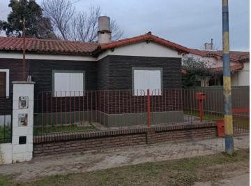Casa · 68m² · 4 Ambientes · 1 Cochera · Casa en Alquiler