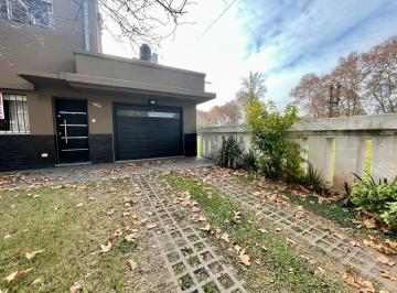 Casa · 241m² · 4 Ambientes · 1 Cochera · Venta - Casa Al Frente - Cochera y Piscina - Belgrano, Rosario