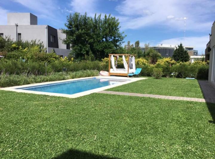 Casa · 300m² · 6 Ambientes · 2 Cocheras