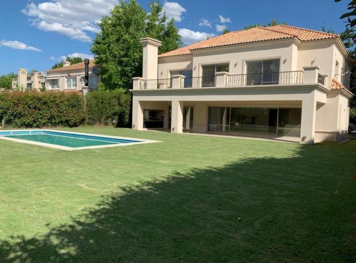 Casa · 550m² · 5 Ambientes · 2 Cocheras