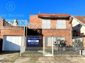 Casa · 111m² · 4 Ambientes · 1 Cochera · Casa en PH con 3 Dorm., Garage y Espacio Libre con Parrilla y Patio. Temperley Este.