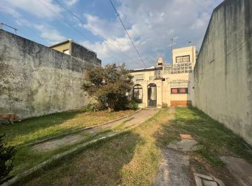 Casa · 100m² · 4 Ambientes · 3 Cocheras · Casa en Venta en Castelar Para Refaccionar - Oportunidad