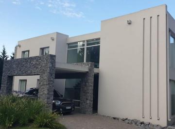 Casa · 600m² · 6 Ambientes · 4 Cocheras · Casa en Barrio Cerrado Los Pinguinos en Venta - Ituzaingó Norte