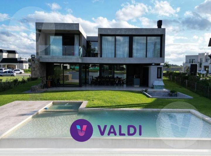 Casa · 440m² · 5 Ambientes · 4 Cocheras