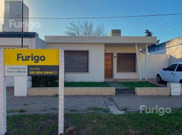 Casa · 70m² · 4 Ambientes · 1 Cochera · Casa 2 Dorm. en Pérez