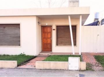 Casa · 70m² · 4 Ambientes · 1 Cochera · Casa 2 Dorm. en Pérez