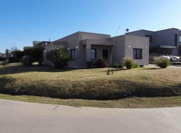 Casa de 4 ambientes, Pilar · Casa en Venta en La Cañada - 3 Dorm. - Hirusta Propiedades