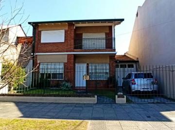 Casa · 300m² · 5 Ambientes · 7 Cocheras · Venta Casa 5 Ambientes con Garage y Quincho, Lote 500 m², Ac