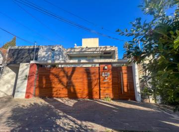 Casa de 6 ambientes, Lomas de Zamora · Casa en Venta 5 Dorm. en Banfield con Parque y Piscina