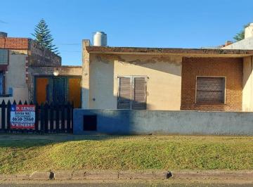 Casa · 80m² · 3 Ambientes · 2 Cocheras · Terreno en Venta con Edificacion - Barrio Marina
