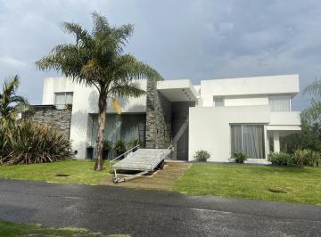 Casa · 400m² · 5 Ambientes · 3 Cocheras · Casa Estilo Minimalista de Categoría en Barrio Altos del Sol
