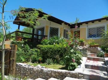 Casa · 180m² · 3 Ambientes · 1 Cochera · Casa - Huerta Grande