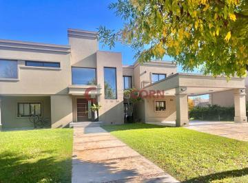 Casa · 440m² · 6 Ambientes · 6 Cocheras · Venta Casa 6 Amb Ubicación Central, Terravista.