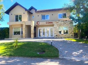 Casa · 240m² · 5 Ambientes · 6 Cocheras · Venta Casa 5 Amb. Country Altos del Sol. Pque. Leloir. Ituzaingo