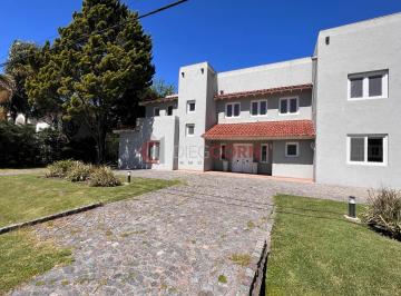 Casa · 680m² · 8 Ambientes · 6 Cocheras · Venta de Casa 8 Ambientes en San Diego, Moreno