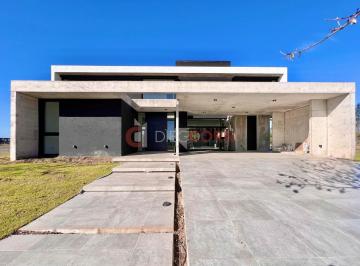 Casa · 312m² · 5 Ambientes · 6 Cocheras · Venta Casa 5 Amb Fondo Verde y Vista Al Agua, Terravista.