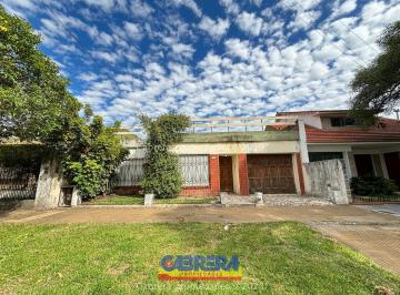 Casa · 100m² · 4 Ambientes · 1 Cochera · Casa en Banfield Este