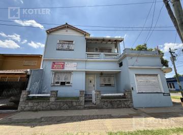 Casa · 189m² · 4 Ambientes · 2 Cocheras · Chalet en 2 Plantas C/ Parque y Local en Esquina