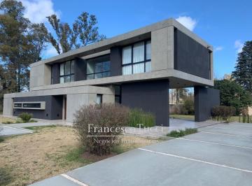 Casa · 285m² · 4 Ambientes · 2 Cocheras · Casa en Venta 4 Ambientes Country Pingüinos