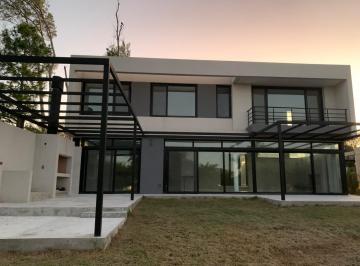 Casa · 200m² · 4 Ambientes · Casa en San Matías, Moderna, Excelente Calidad de Construcción