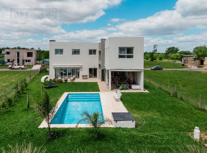 Casa · 320m² · 8 Ambientes