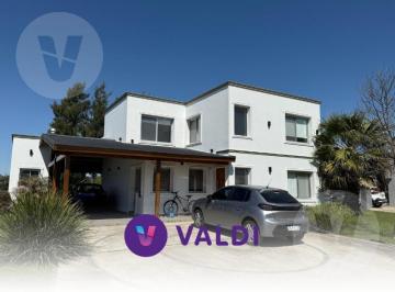 Casa · 223m² · 6 Ambientes · 2 Cocheras · Casa en Venta con Renta - Barrio Santa Juana, Canning