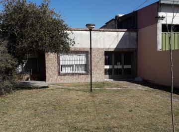 Casa · 98m² · 3 Ambientes · 4 Cocheras · Alquiler / Venta Casa 2 Dorm. Lote 10x64 - 7 E/ 92 y 93 - La Plata, Villa Elvira