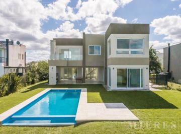 Casa · 260m² · 7 Ambientes · 1 Cochera · Casa en Venta con Renta Sobre Lote a La Laguna en El Cantón Barrio Norte