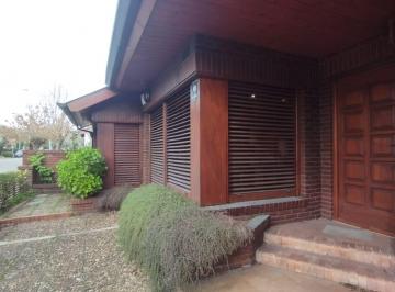 Casa de 3 ambientes, Mar del Plata · Chalet con Playroom. Patio y Quincho Alquiler 9 Meses. Los Troncos