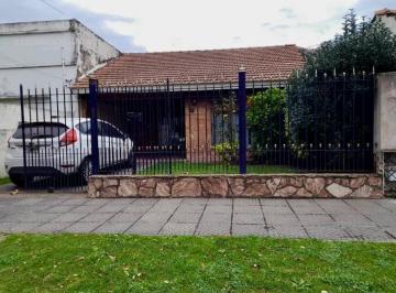 Casa · 182m² · 4 Ambientes · 2 Cocheras · Impecable Inmueble Muy Bien Ubicado a m de Múltiples Salidas!