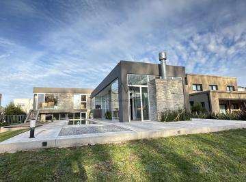 Casa · 295m² · 4 Ambientes · 3 Cocheras · Casa de 4 Ambientes en Venta en Arenas del Sur