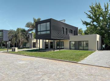 Casa · 130m² · 5 Ambientes · 2 Cocheras · Casas de 2 Dorm. con Jardín y Pileta en Complejo de Funes