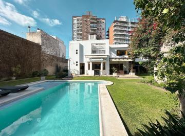 Casa · 1120m² · 11 Ambientes · 5 Cocheras · Casa de 4 Dorm. con 5 Cocheras, 2 Quinchos, Pileta y Más de 1.000 m² en Lourdes