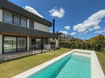 Casa · 230m² · 4 Ambientes · 2 Cocheras · Casa en Venta de 3 Habitaciones en Castaños, Nordelta