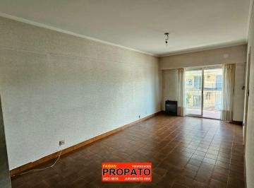 Departamento en Alquiler de 3 ambientes  · Depto de 3 Ambientes Al Frente con Balcón, Cocina Comedor Diario y Baño Completo