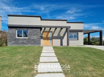 Casa · 120m² · 4 Ambientes · 4 Cocheras · Casa en Venta 4 Ambientes Piscina en Barrio San Sebastian Pilar
