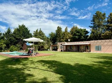 Casa · 140m² · 4 Ambientes · 1 Cochera · Encantadora Casa Quinta con 3 Habitaciones en Laguna de Lobos