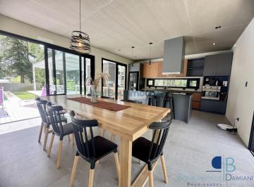 Casa · 183m² · 4 Ambientes · 1 Cochera · 1025 - Zorzalito
