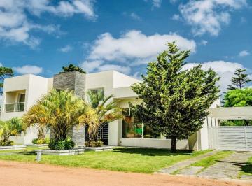 Casa · 880m² · 6 Ambientes · Alquiler Anual Hermosa Casa de 4 Dorm. y Servicio Punta del Este