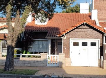 Frente · Excelente Casa de 3 Dorm. Garaje, Lote 8,66x43, Jardín Libre 8,66x22, Dep/serv.